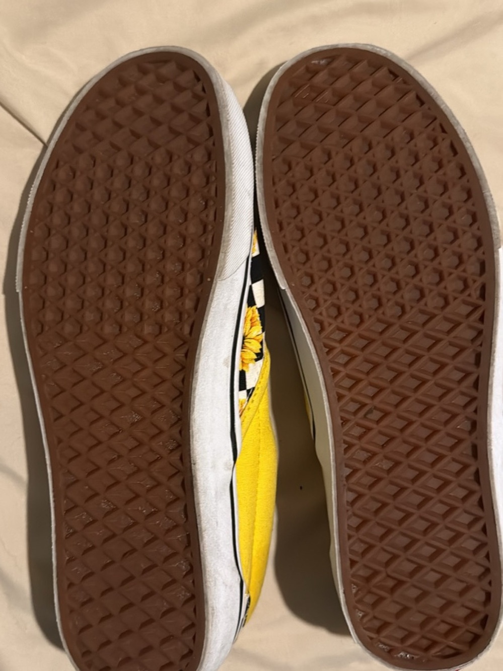 Vans women’s Slip-On Sneakers in Yellow Sunflower Check - Picture 3 of 5